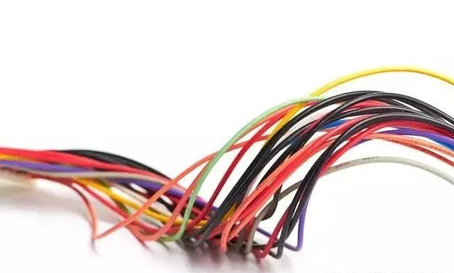 火线接通后，用地线代替零线，可行吗？的图1