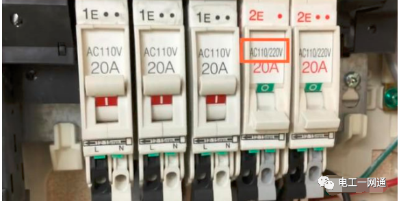 为什么灯具接线时国内又缠又焊？小日本直接插上就行了？很多电工老师傅都不知道！的图2