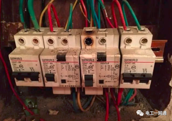 漏電開關零線進線連燒3次，90%的電工老師傅都不知道原因！的圖1