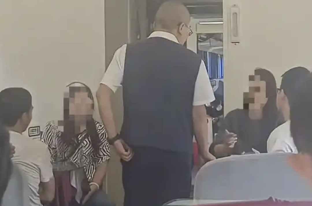 乘客在火车餐车吃自带泡面被赶,火车餐车泡面风波：规定与人情的碰撞
