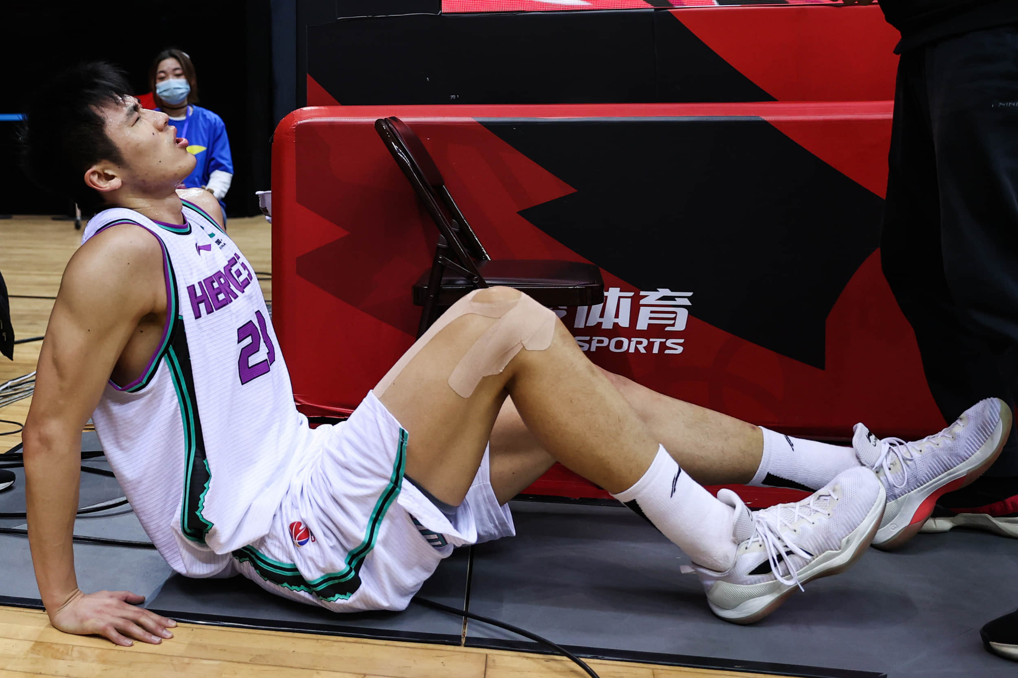 贾诚初步诊断为膝关节顶伤 后续还需核磁共振