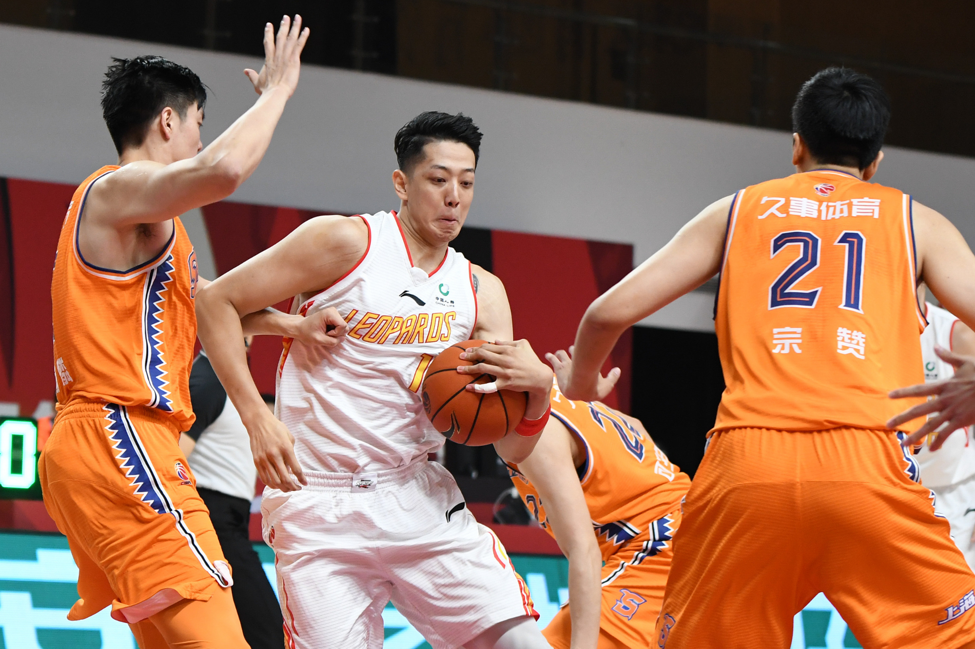 CBA战报：沈梓捷22+11 董瀚麟15+8 可兰绝平超时 深圳险胜上海