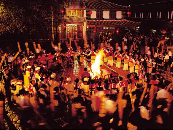 火把节是白族的传统节日,节日当天,男女老少聚集一堂祭祖,通过拜火把