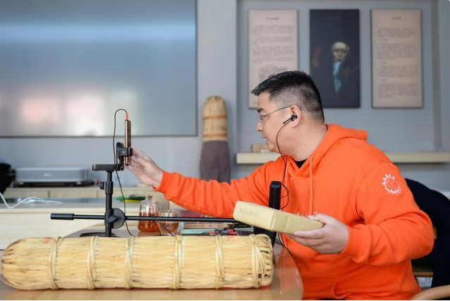 湖南“教授县长”直播卖茶成“网红”