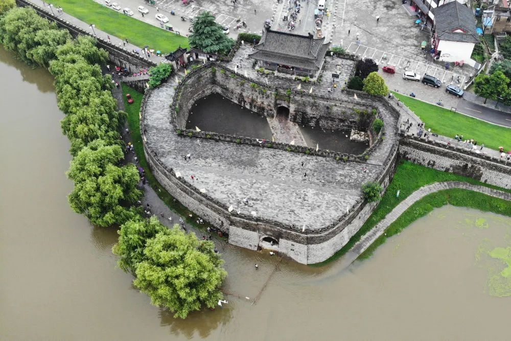 洪水来袭，安徽900年古城墙再显神威：中国古代抗洪防涝设计有多强？（组图） - 1