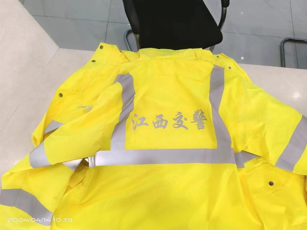 印有"江西交警"字样的雨衣特意"淘"了一件闻言徐某更加卖力投入"交警"