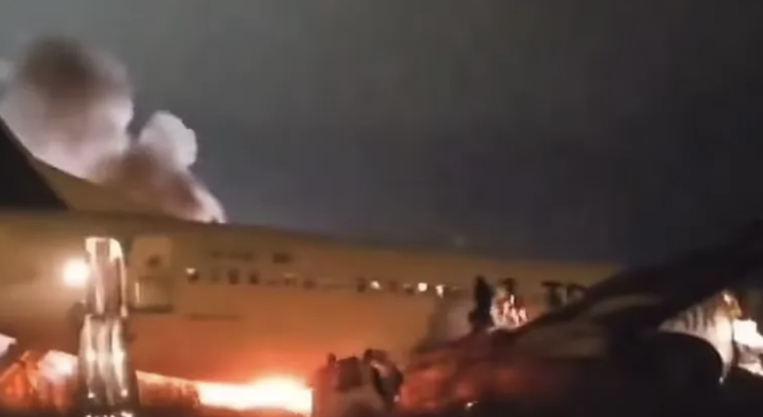 新加坡航班载200多人,突坠6千英尺,死伤达72人,多国波音出事