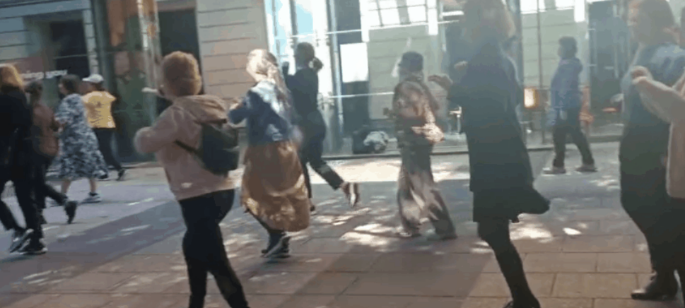 华人阿姨“占领”墨尔本CBD，集体摇摆！澳洲小学生路过，也自发加入...（组图） - 1