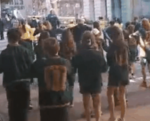 华人阿姨“占领”墨尔本CBD，集体摇摆！澳洲小学生路过，也自发加入...（组图） - 3