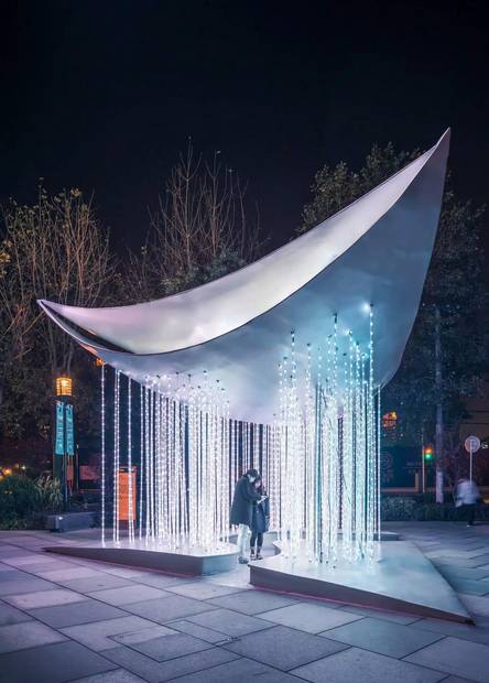 别人都在拼圣诞树,他们却给魔都做了一个小地标