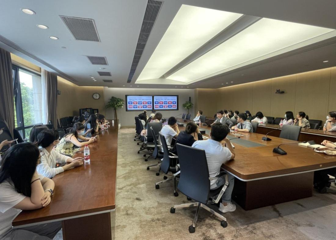 5月28日，浙江省民营经济国际合作商会成立大会暨第一次会员大会在杭州举行。省统战部副部长、省工商联党组书记徐国龙出席大会并作重要讲话。大会聘任ZIBS院长贲圣林为特邀顾问，ZIBS副教授阎淬为秘书长。