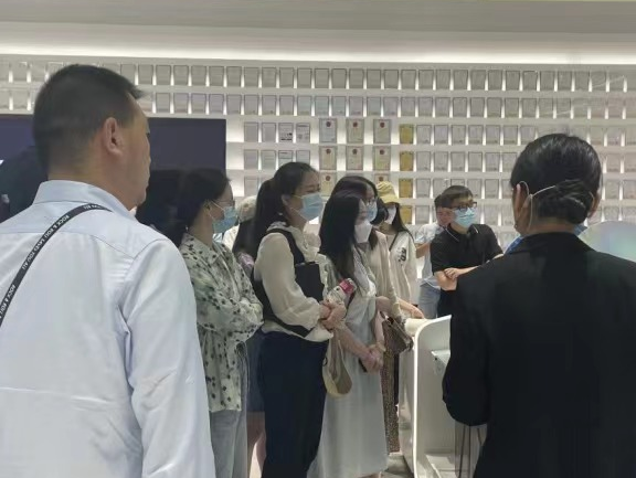 5月28日，浙江省民营经济国际合作商会成立大会暨第一次会员大会在杭州举行。省统战部副部长、省工商联党组书记徐国龙出席大会并作重要讲话。大会聘任ZIBS院长贲圣林为特邀顾问，ZIBS副教授阎淬为秘书长。