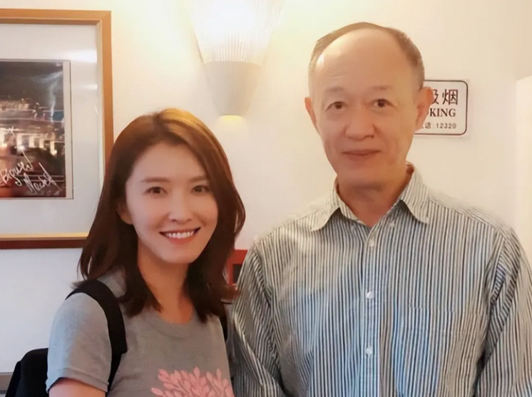 2009年,金士杰与涂谷苹结婚,迎来了双胞胎的诞生.