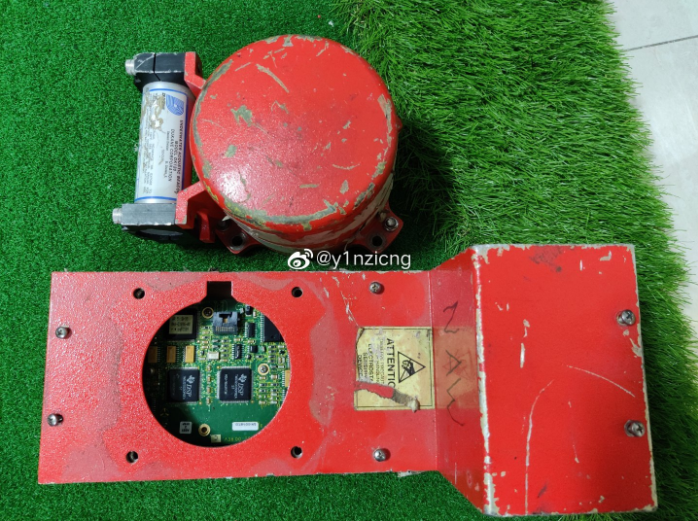 拆解神秘的飞机黑匣子，看看里面的PCB和元器件都长什么样?的图10