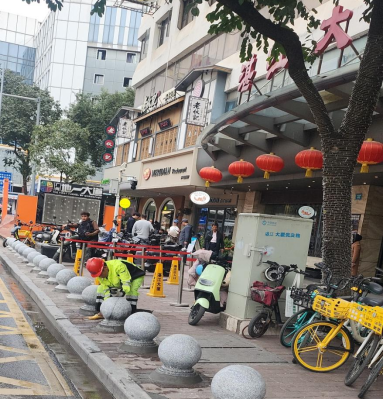 增设物理隔离设施石墩防撞栏