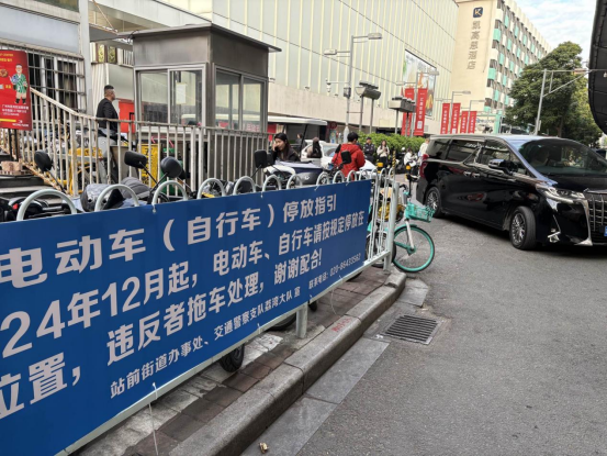 在商圈重点、堵点区域增设规范停放警示标识