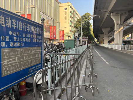 增设“铁马”护栏