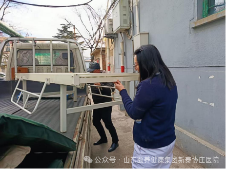 医院护理床怎么安装爱心传递温暖 真情守护健康—新泰协庄医院院感科主任陈丽丽向失能患者捐赠护理床_https://www.jmylbn.com_新闻资讯_第4张
