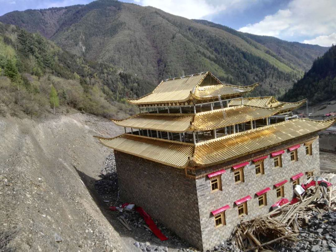 西扎寺佛学院金顶完成,活佛亲自帮忙修建!