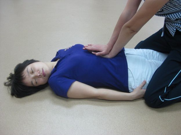 两手掌根重叠置于患者脐上两横指处,两手合力快速向内向上冲击5次