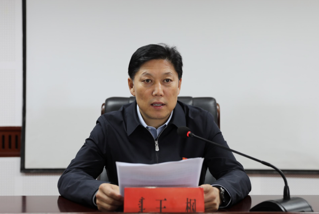 10月14日,旗委书记王枫带领全旗副县以上领导