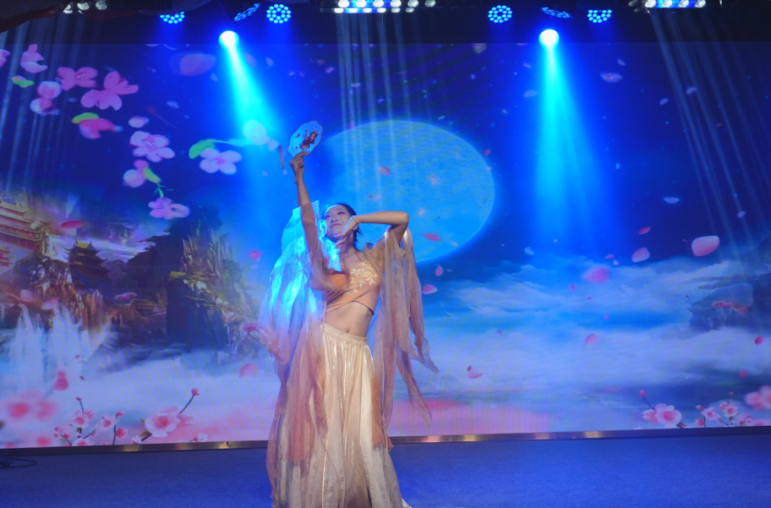 以欢笑融情，以共舞聚力 | 直击黄鹤之星独一无二的年终盛典