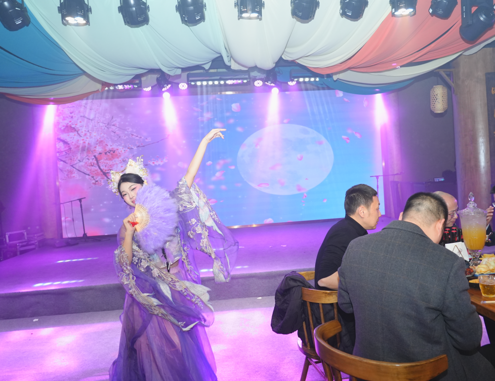 以欢笑融情，以共舞聚力 | 直击黄鹤之星独一无二的年终盛典