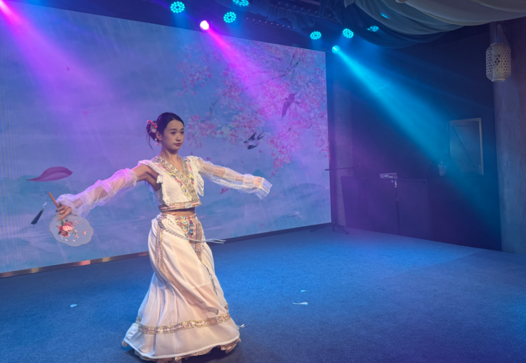 以欢笑融情，以共舞聚力 | 直击黄鹤之星独一无二的年终盛典