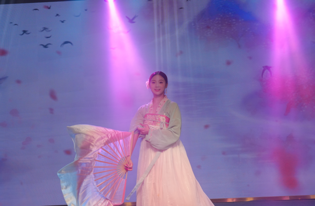 以欢笑融情，以共舞聚力 | 直击黄鹤之星独一无二的年终盛典