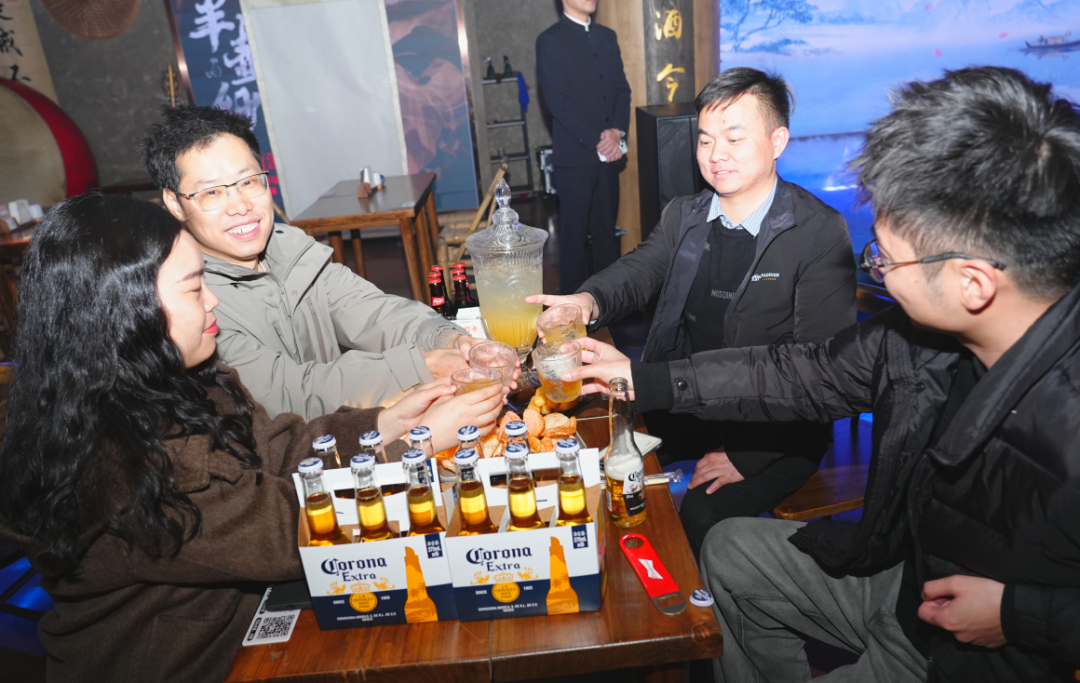 以欢笑融情，以共舞聚力 | 直击黄鹤之星独一无二的年终盛典