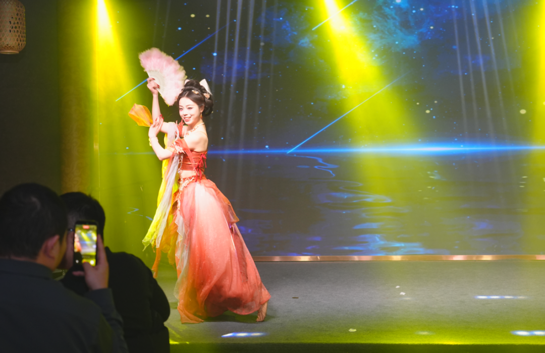 以欢笑融情，以共舞聚力 | 直击黄鹤之星独一无二的年终盛典
