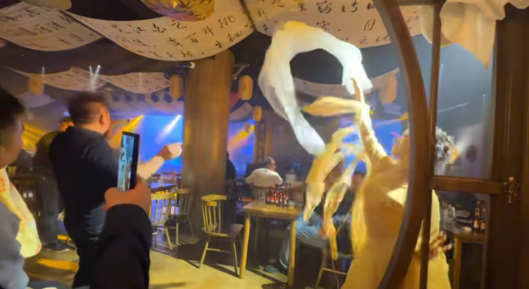 以欢笑融情，以共舞聚力 | 直击黄鹤之星独一无二的年终盛典