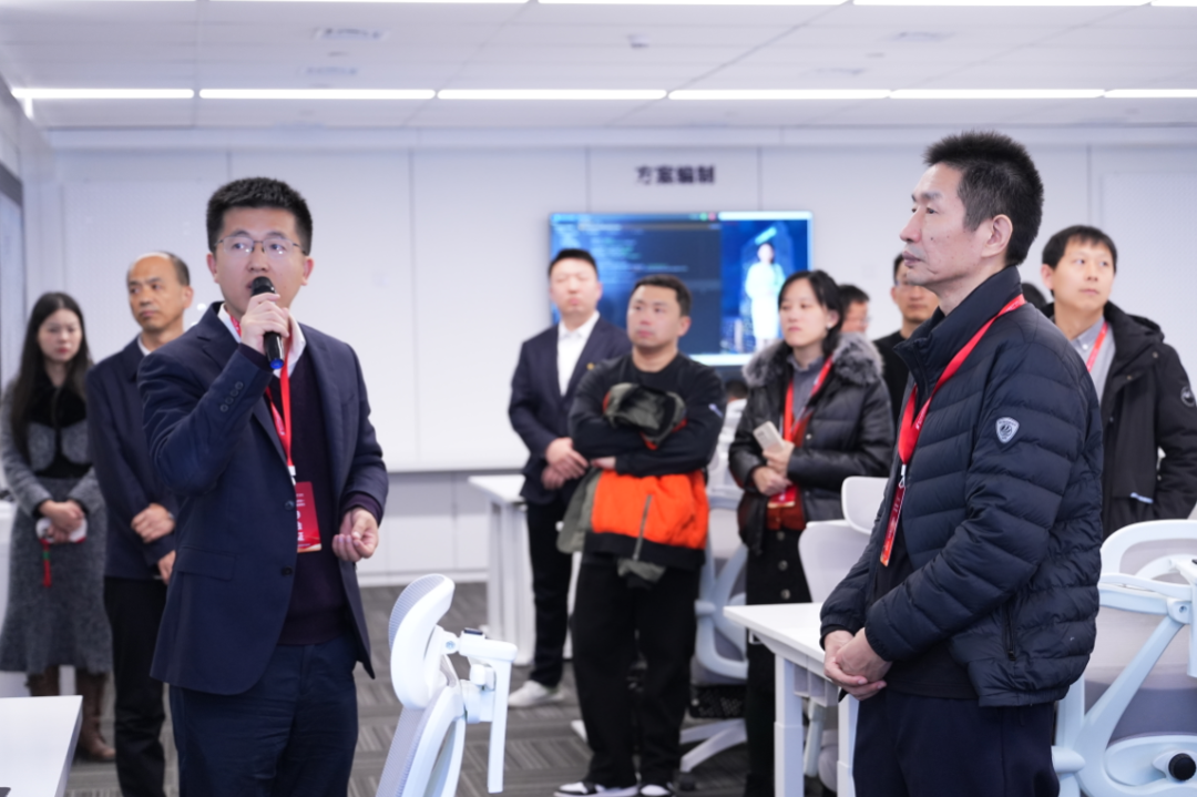 支点·冲锋号 | 第34期周三会走进智行国际，助力“人工智能+”蹄疾步稳