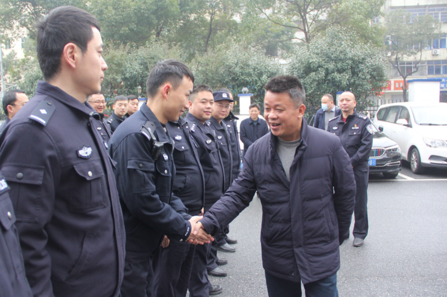 区委副书记区长王成久正月初一深入北郊派出所看望慰问执勤民辅警