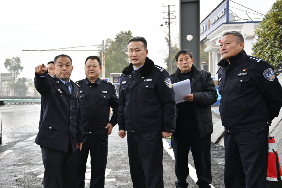吴建军同志深入交警特警及部分派出所督导检查春节安保工作