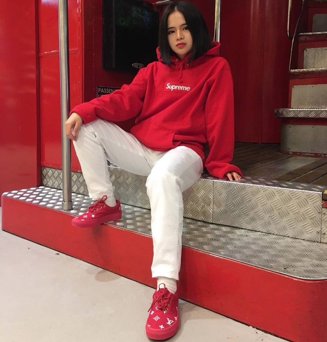 supreme当今这么火全看这帮妹纸的性感躯体