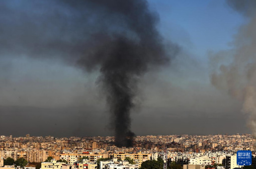 9月28日，在黎巴嫩首都贝鲁特南郊，以军空袭现场浓烟滚滚
