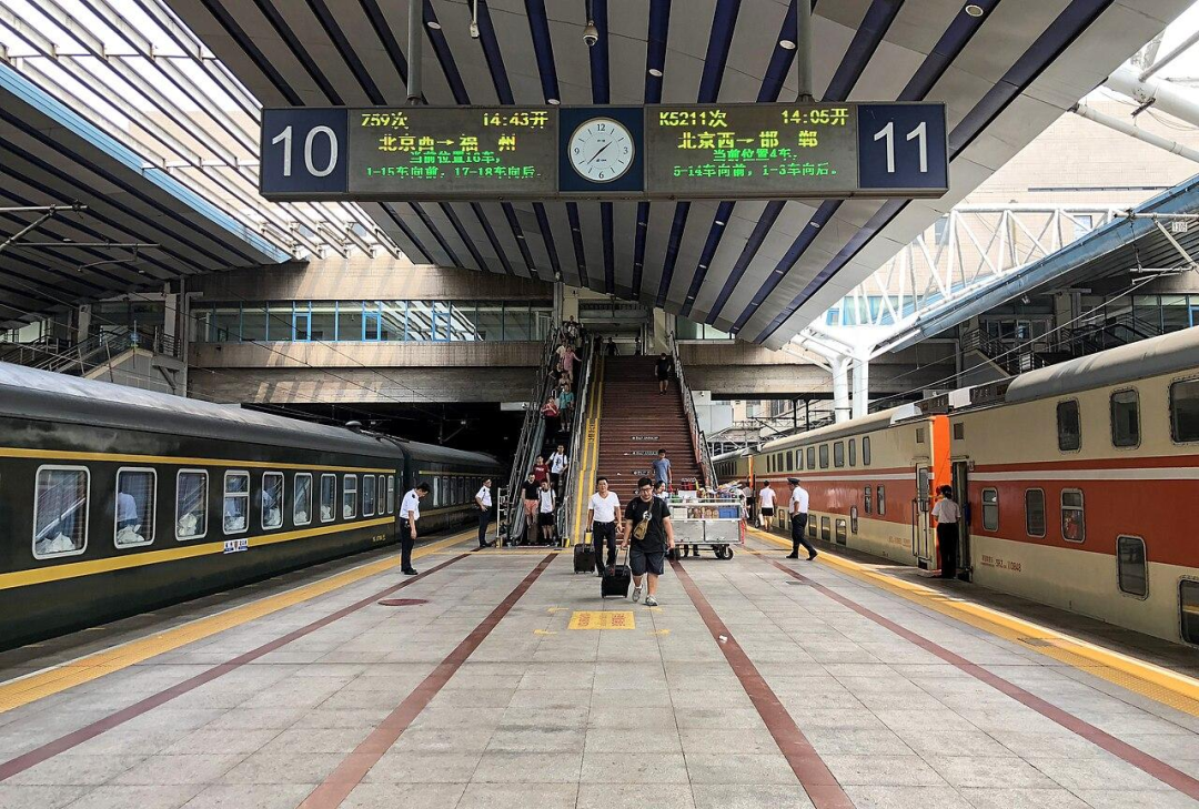 铁路站台、时钟、列车和时刻牌