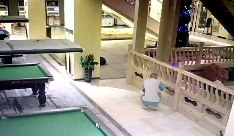 4家汗蒸房凌晨被盗5部手机 两嫌疑人在盐落网