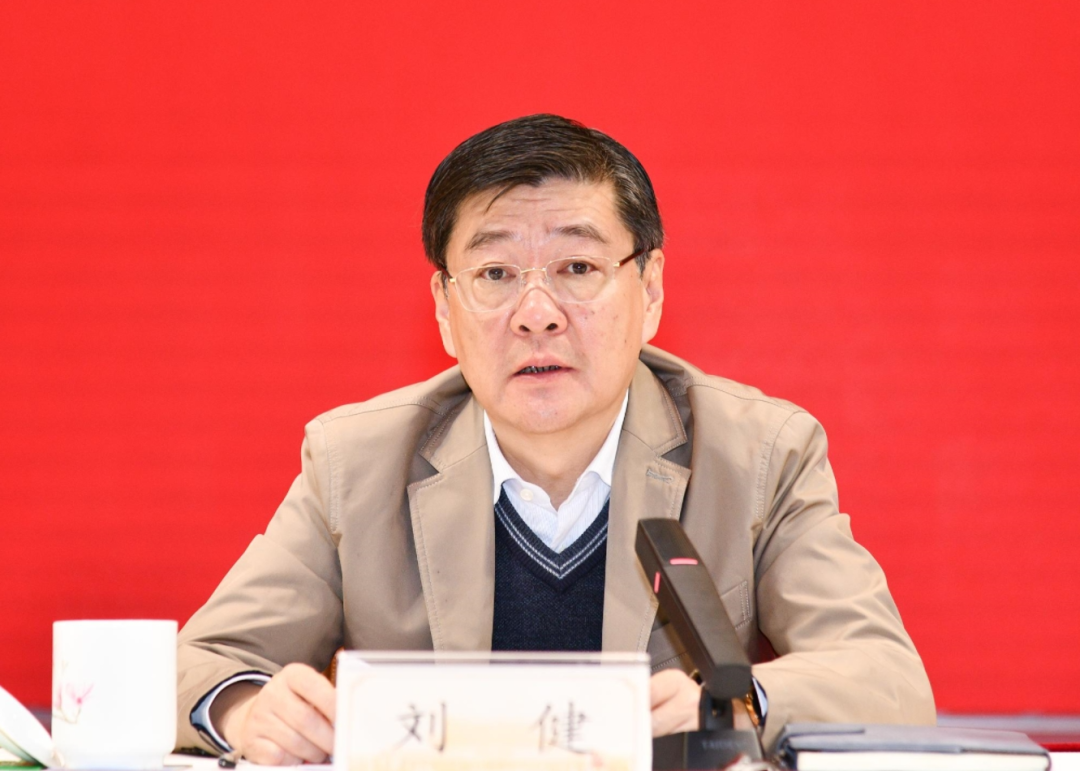 区人大常委会主任王宏伟,区政协主席刘豫峰出席会议.