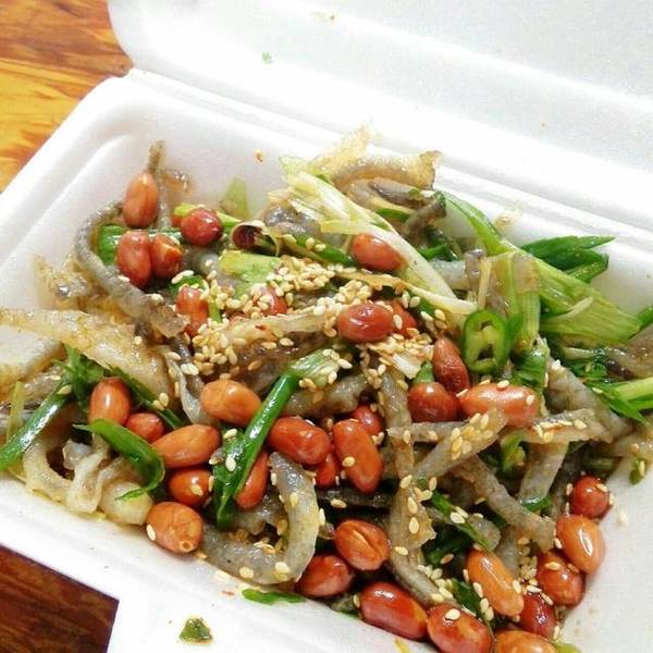 凉拌鱼皮"脆脆"的,全是胶原蛋白,配上姜丝,花生,伴着香油吃真是美味.