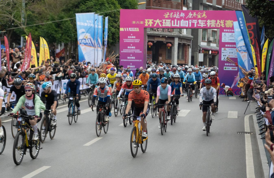 来宾金秀丨千余骑手竞逐第八届环大瑶山自行车赛深圳骑手周维跃登顶