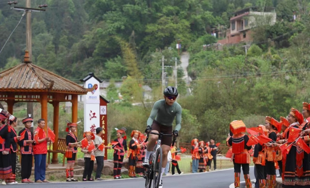 来宾金秀丨千余骑手竞逐第八届环大瑶山自行车赛深圳骑手周维跃登顶