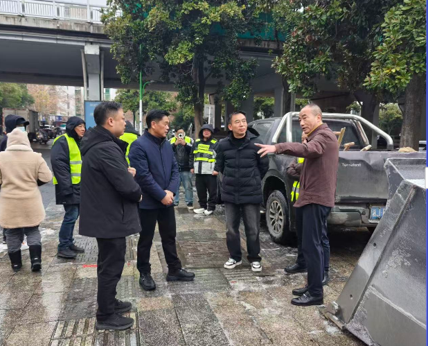 顶风冒雪保畅通，国有企业有担当——市国资委领导深入人民路（朗州路至常德大道）督导防范冰冻工作