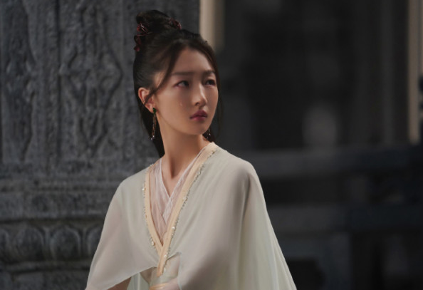 而2021年,周冬雨主演的电视剧《千古玦尘》,是完全彻底的【自曝其短】
