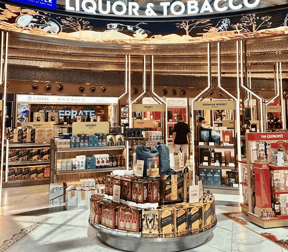 交行万事达双币借记卡：境内外通用免货币转换费，境外消费达标送机场接送与贵宾厅
