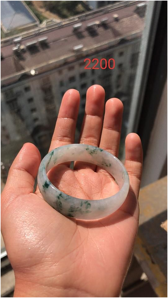 千万别被商家忽悠了，这种手镯叫做镯芯镯，不值钱的！