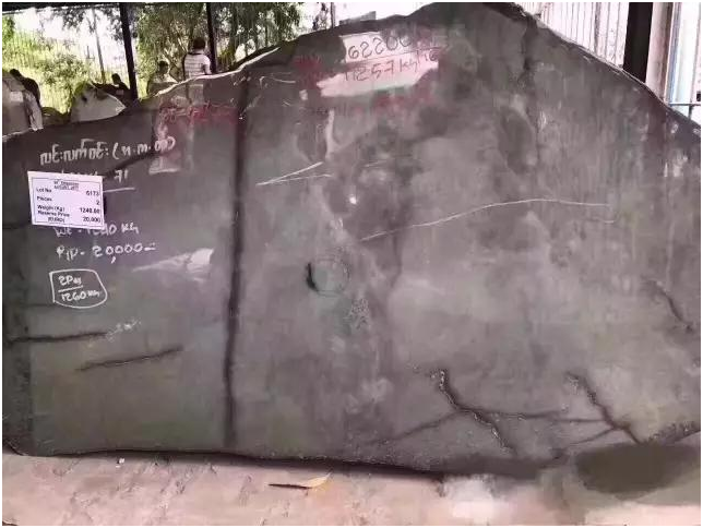 为什么翡翠手镯带点绿就这么贵？