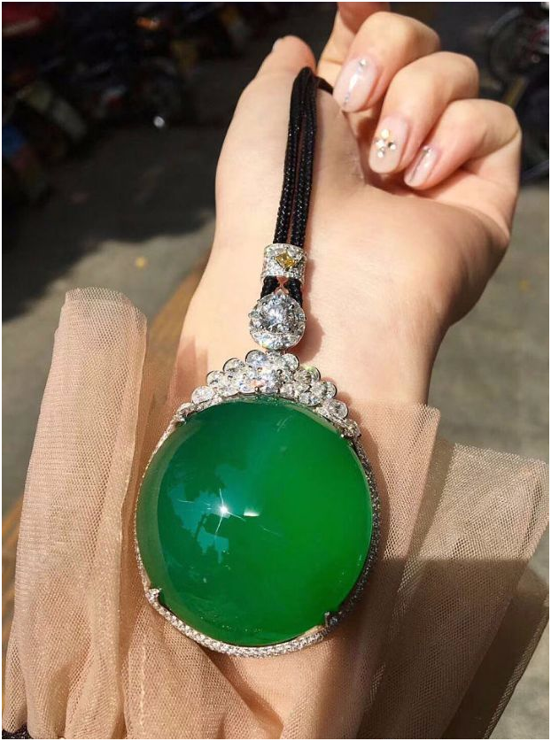 惊叹！极少见的 “巨无霸”满绿大蛋面，估价八位数！