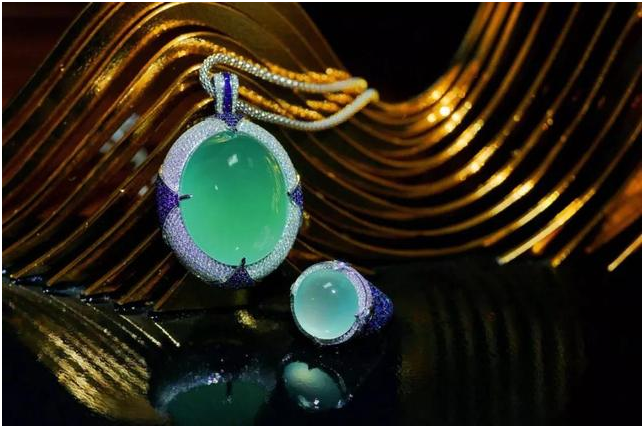 朋友圈晒翡翠吊坠，没成想到竟被博物馆盯上了。。。